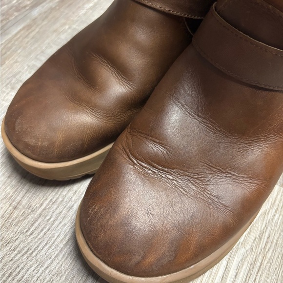 UGG Breida Waterproof Chestnut Boots Fuzzy Lining - Picture 11 of 13